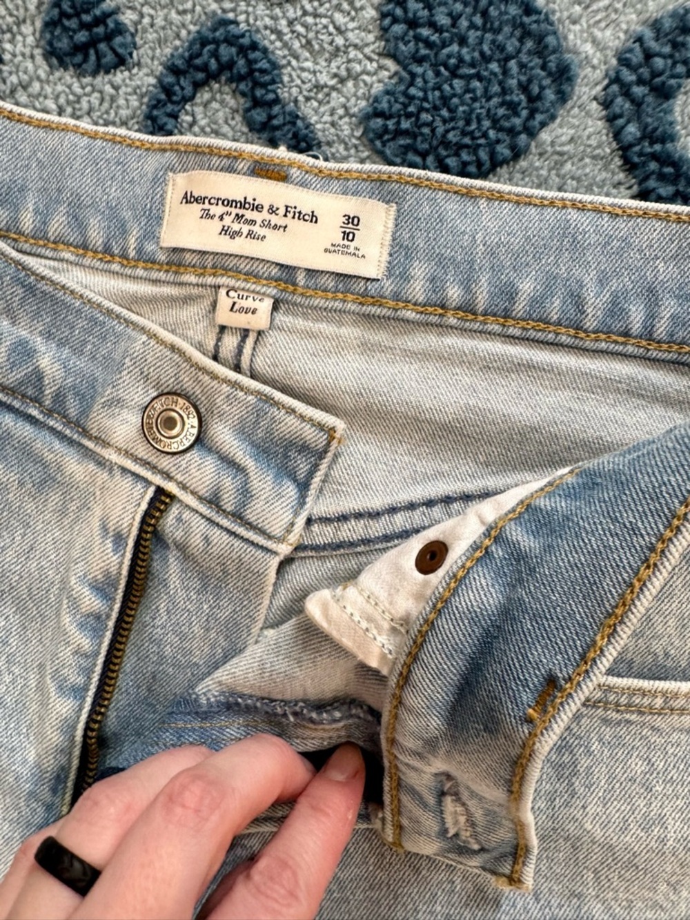 Abercrombie Mom 4” High Rise Curve Love Shorts EUC size 30 - Picture 4 of 6